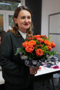 Magdalena, gewaehlt und mit Blumenstrauss