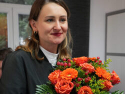 Magdalena, gewaehlt und mit Blumenstrauss